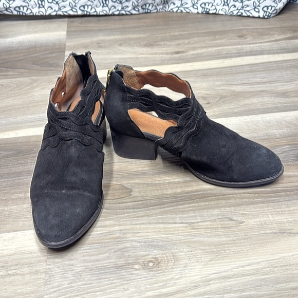 Seyohelles black healed booties size 6.5 - Picture 2 of 8